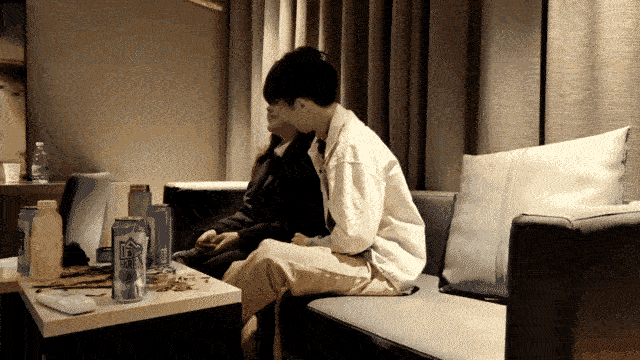 【瘦子探花梦幻馆】约操人妻骚御姐，穿开档丝袜来的，翘起肥臀太骚了_5p (2).gif.gif