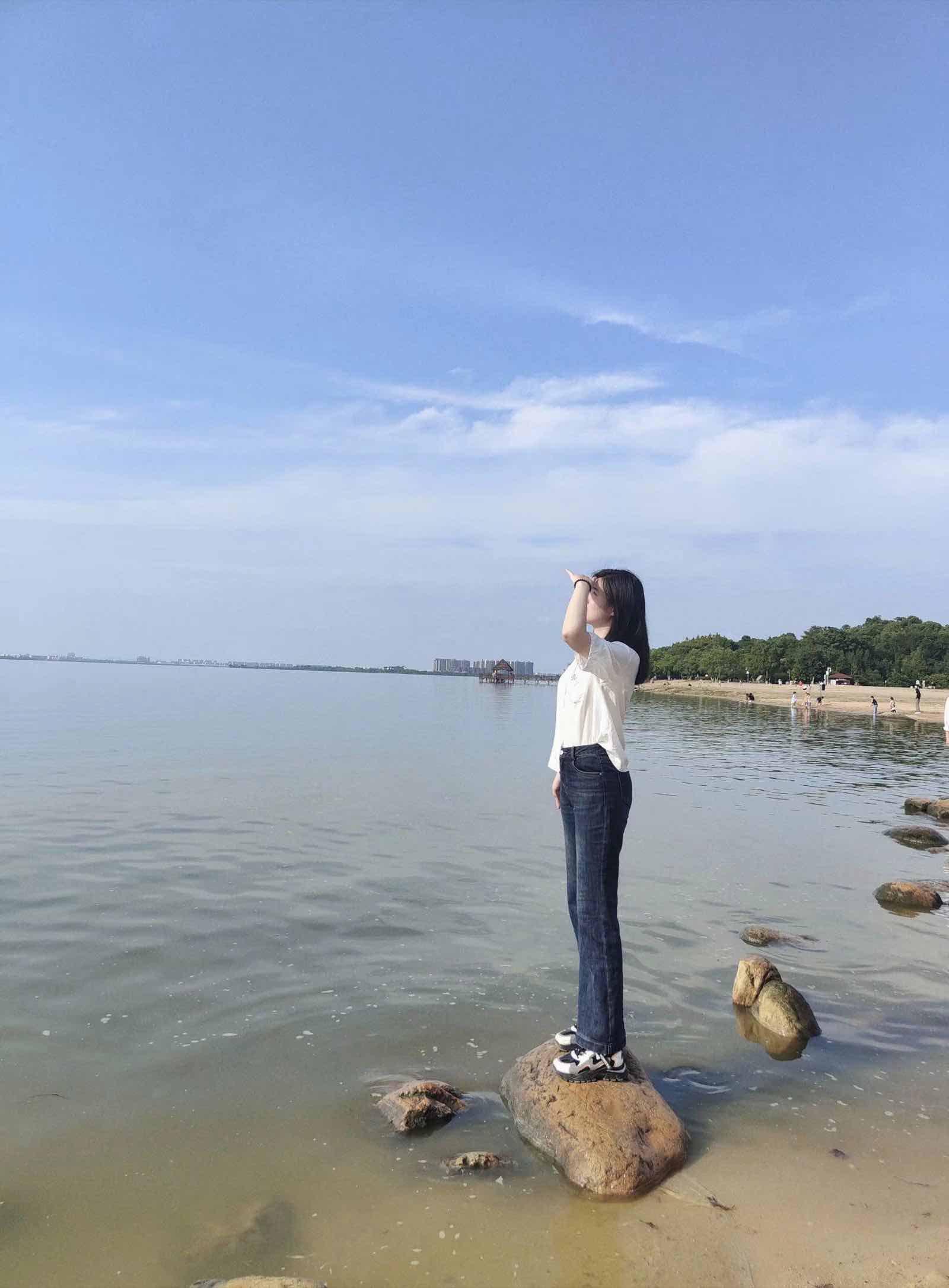 和朋友出去玩时没穿内裤，下面塞了个跳蛋