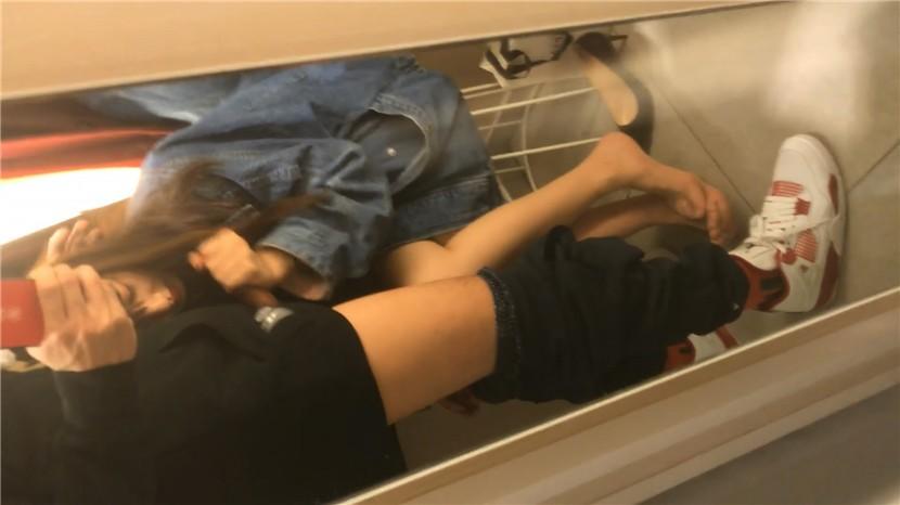 【网曝门事件】优衣库2019口爱版 江大超高颜值校花商场试衣间跪舔口交 人美逼浪太招操.jpg