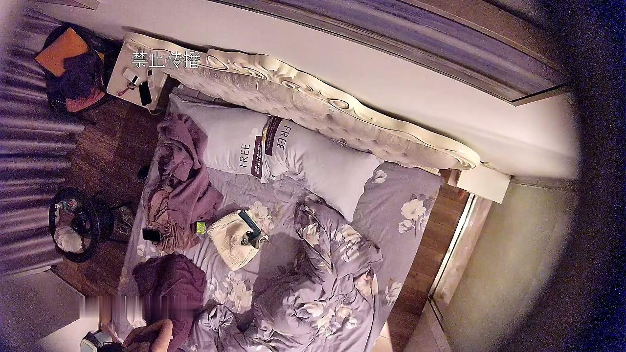 新流出安防酒店偷拍 高贵气质眼镜御姐穿着小白袜被猛男草，搞完吃顿好的.mp4_20250716.jpg