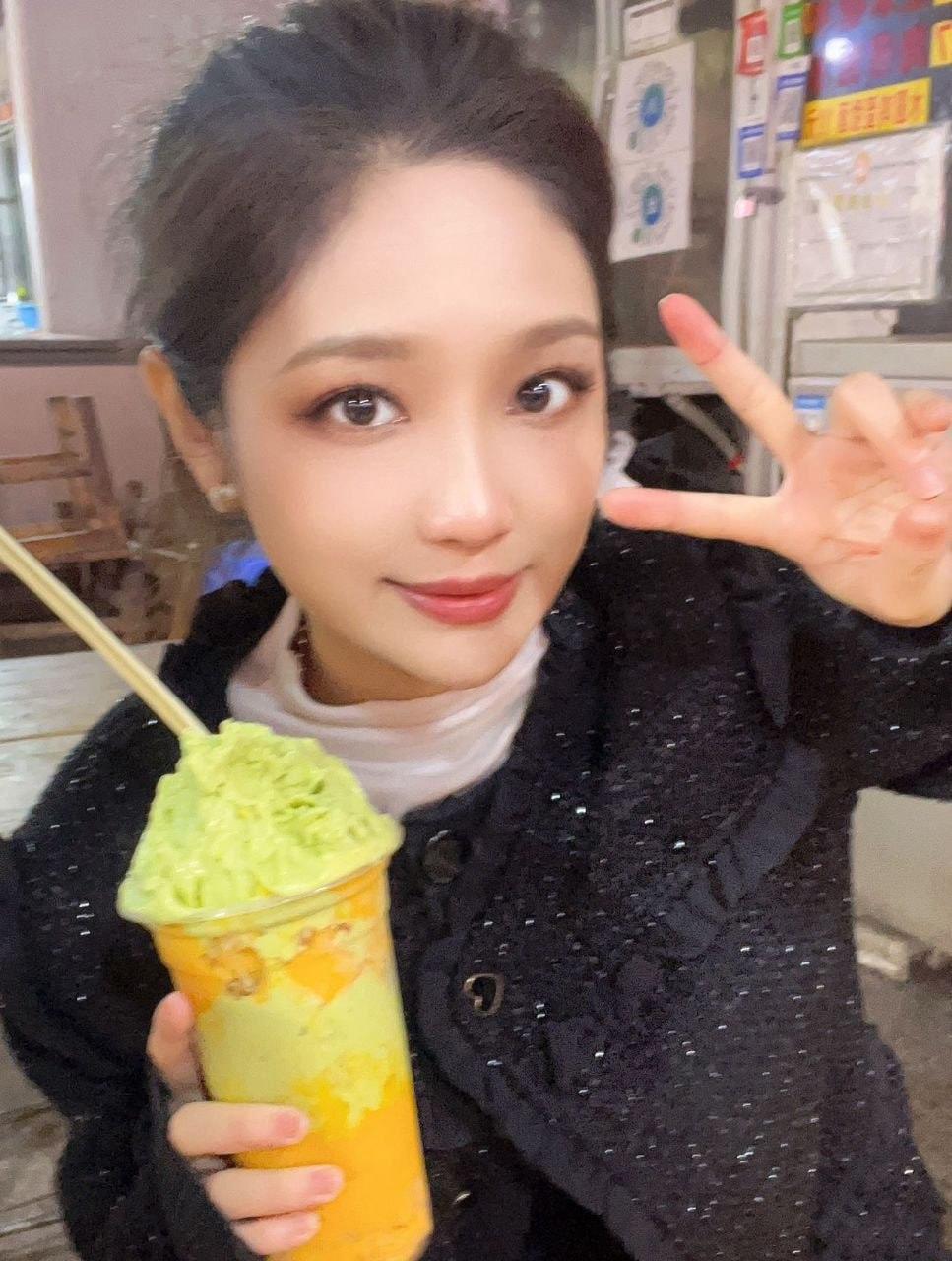 PS：学艺术的身材管理真是一级棒啊！小编感觉一个月 2w 蛮值的！.jpg.jpg