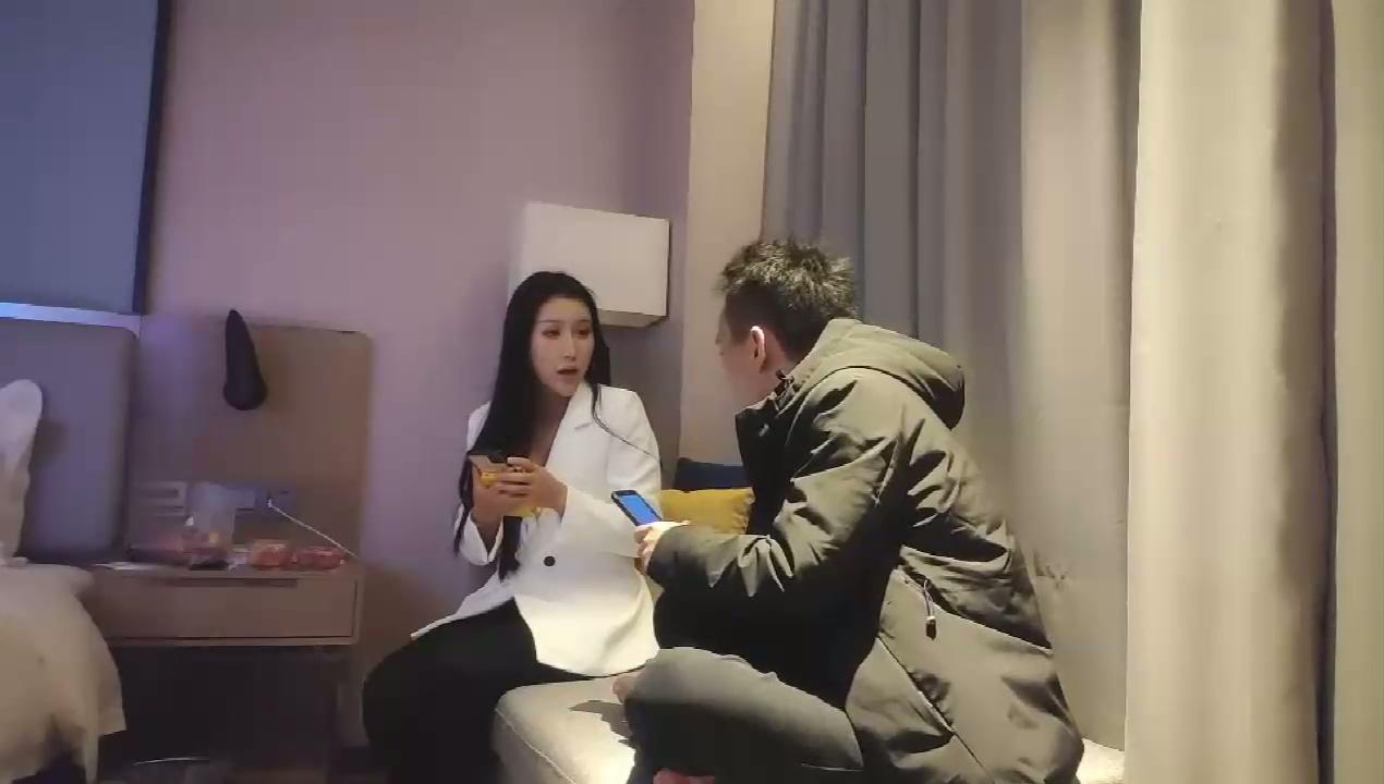 步宾探花今晚约了个高颜值长发白色西装妹子啪啪，特写口交抬腿侧入骑坐后入大力猛操 .jpg