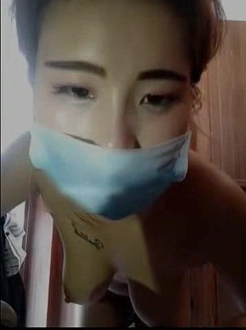 说话很拽的大奶妹和小伙在公园的厕所里直播啪啪.mp4_20250227_160746.257.jpg.jpg