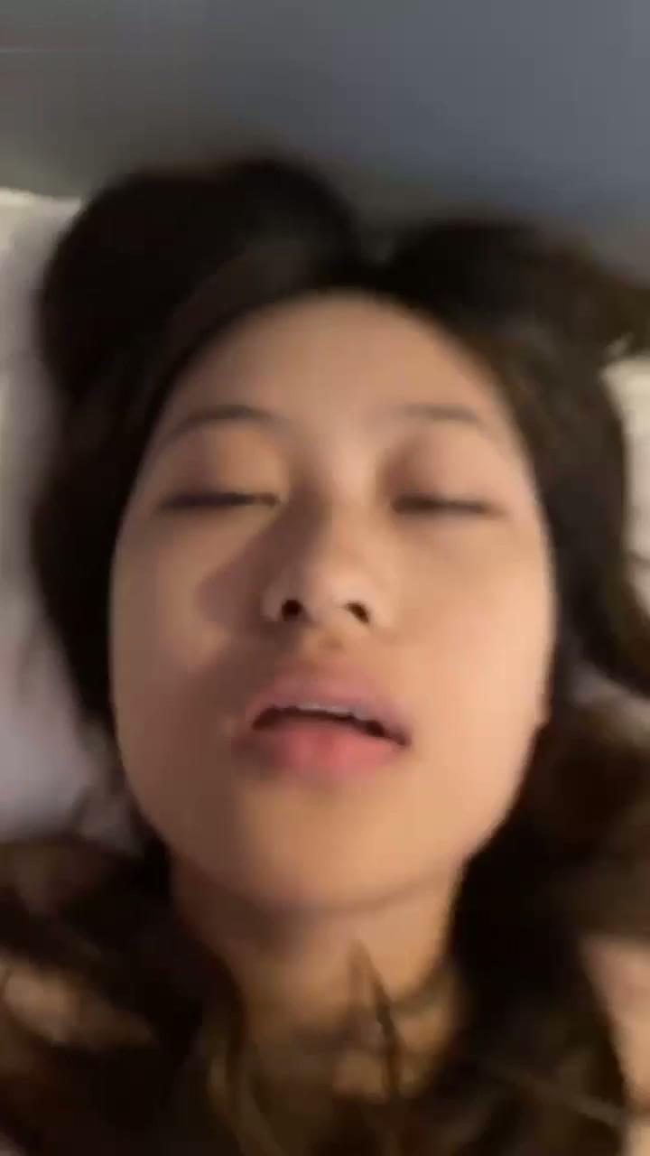 许昌职业学院渣女事件，脚踏两只船的大二骚逼母狗许佳园上午陪学长上课，晚上陪学弟开.jpg
