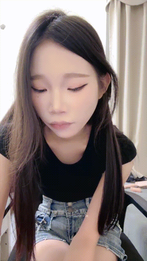 骨感尤物少女【19岁护士实习生】眼镜妹就是骚 主动吃鸡 骑乘 跳弹助兴 一夜被操2次 过.gif