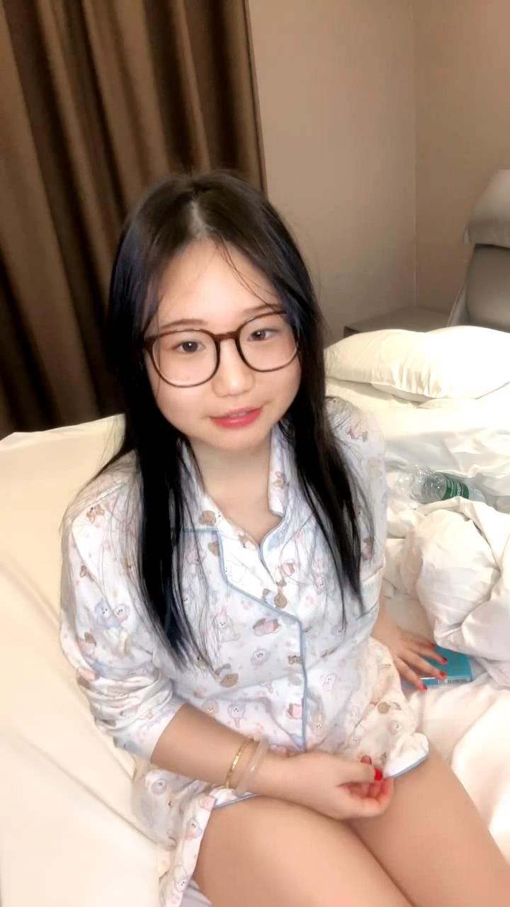 背上有蝴蝶纹身的小母狗又来了，逼里塞着跳[00_00_03][20250618-070257].png.png