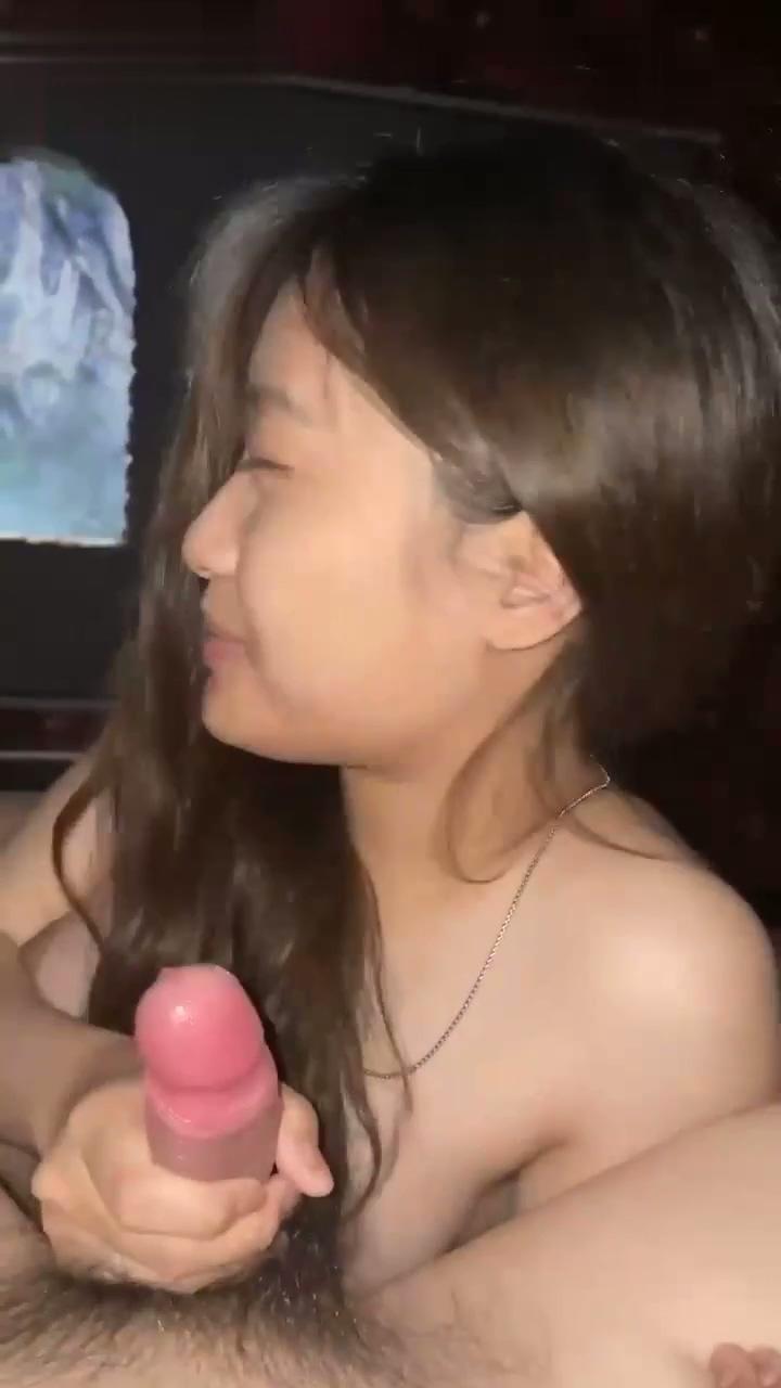 许昌职业学院渣女事件，脚踏两只船的大二骚逼母狗许佳园上午陪学长上课，晚上陪学弟开.jpg