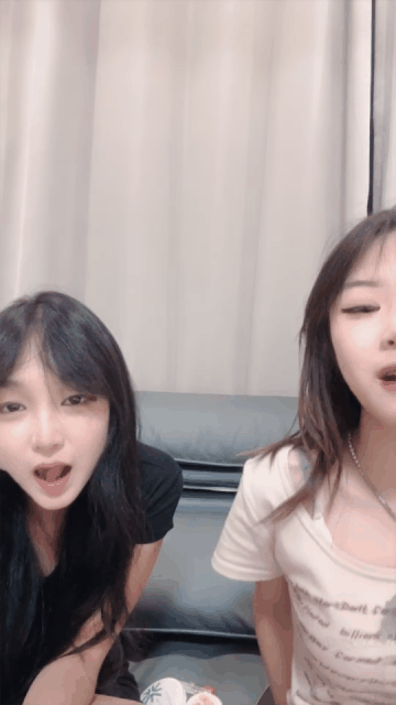 ✅群P淫乱盛宴『小艺同学』姐妹三人同框骑屌榨精 嘴里一根 逼里一根 淫声荡语环绕 男.gif