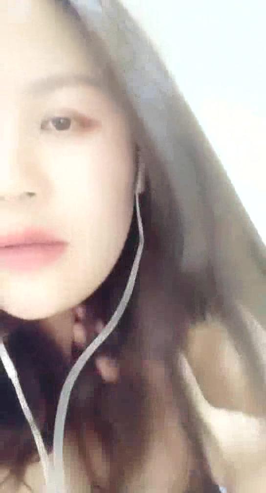 颜值不错逼逼微毛一线天妹子自慰秀张开双腿露嫩逼手指道具抽擦很是诱惑喜欢不要错过第.jpg