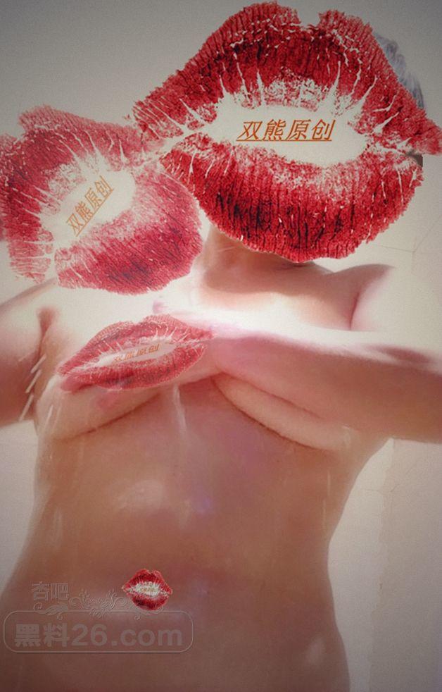 一只手遮不住两个大奶子