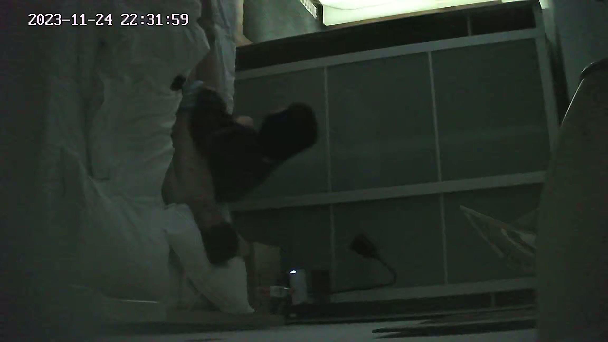 流出酒店针孔偷拍 大奶学妹早上和男朋友一起在英雄联盟手游开黑打了几盘男的忍不住操.jpg