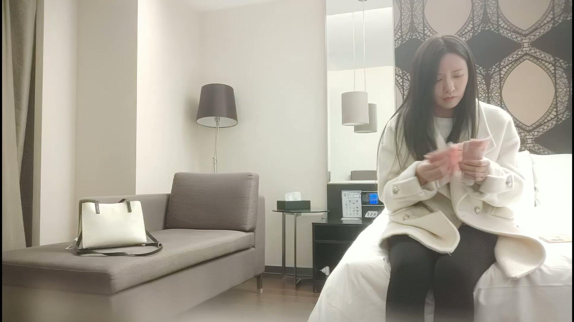 《用利抽插》极品白衣外围女神，美腿黑丝口屌摸穴，骚的很一直喊爸爸，人肉打桩机，逼.jpg