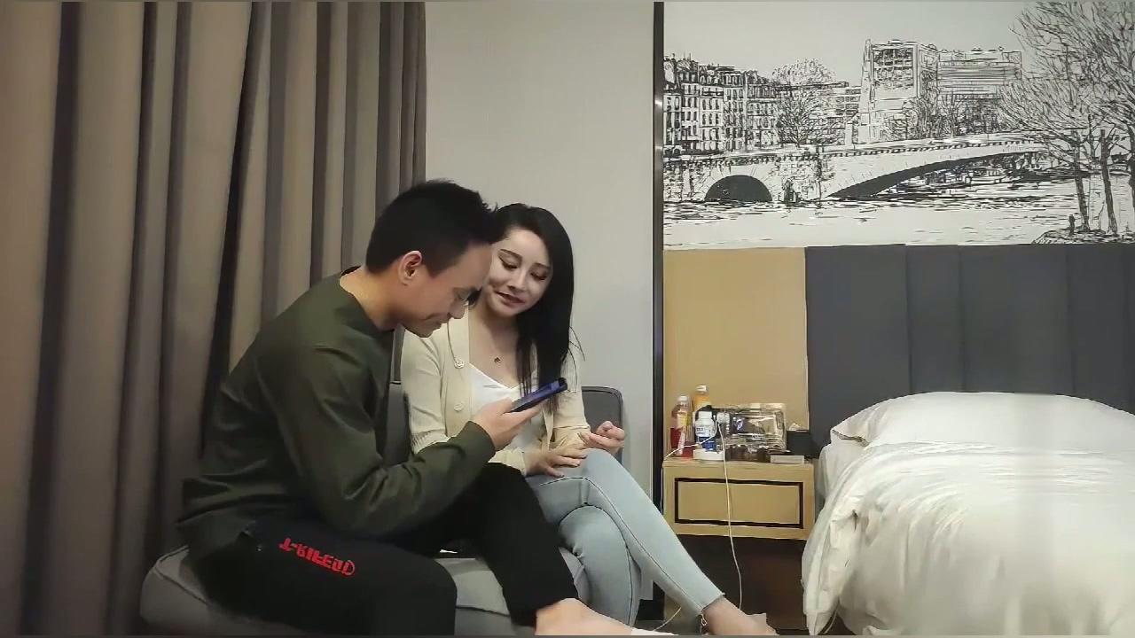 -步宾探花约了个牛仔裤性感大奶妹子啪啪，穿上连体丝袜后入骑坐大力抽插猛操-高清.mp4.jpg