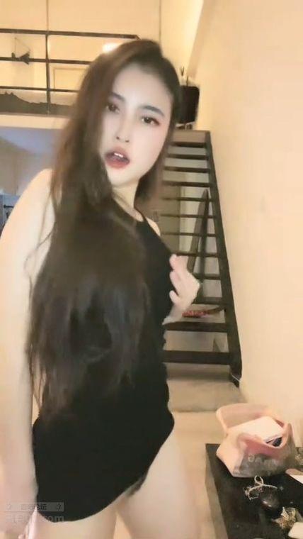 新人性感小騷貨！包臀裙短裙熱舞！炮友激情操逼，主動騎乘位插穴，振動棒磨蹭騷穴，搞.jpg
