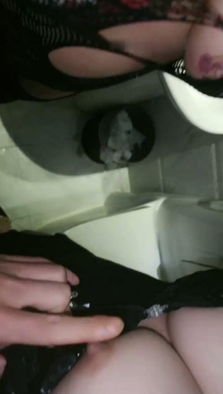 KTV点了两公主，陪玩淫乱磕炮 双女对乳，大厅里直播开啪，黑丝诱惑风骚淫荡真刺激玩得.jpg
