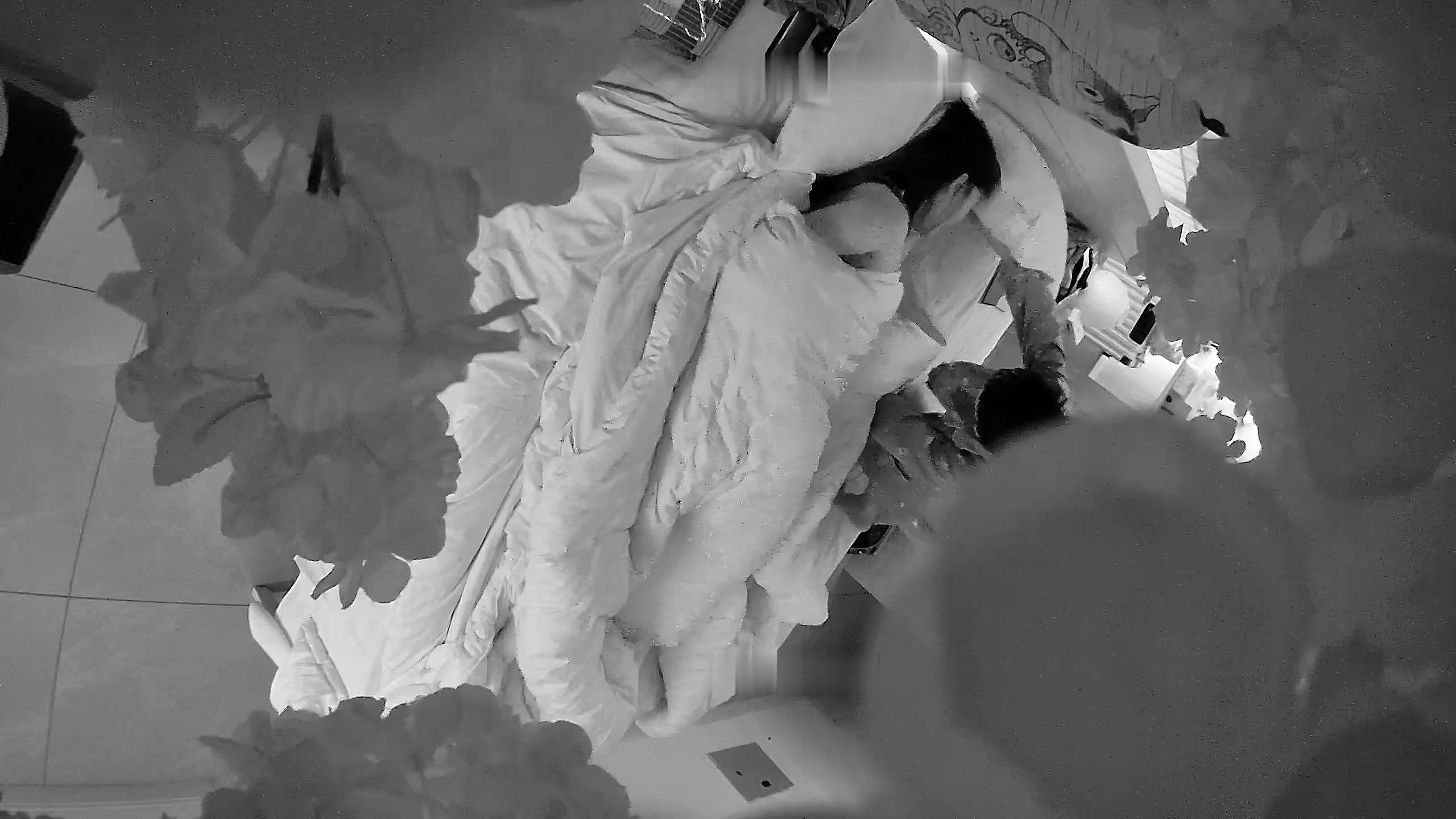 酒店针孔偷拍【校园小情侣假期开房】，毫无节制，一天干三炮，玩的还挺变态1 (1).mp4_.jpg