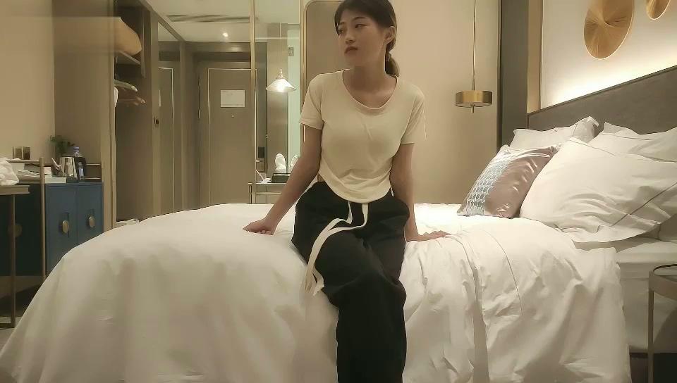 大叔酒店重金约炮身材不错的外围小姐姐各种姿势啪啪啪 (2).mp4_20250627_221507.747.j.jpg