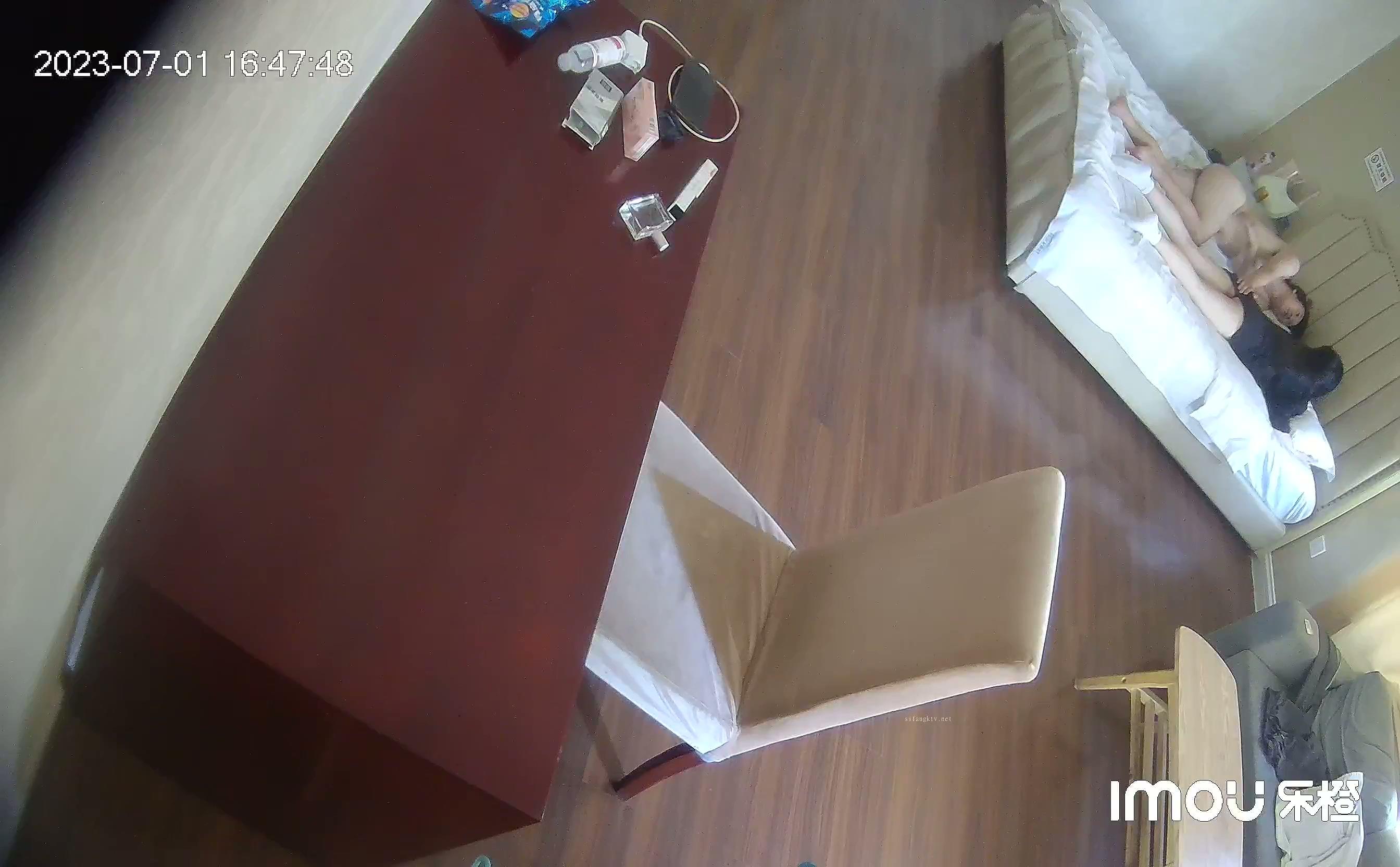 全网独家乐橙酒店私享台偷拍 文艺青年撸管等眼镜女友来啪啪妹子好奇的研究男友的放在.jpg