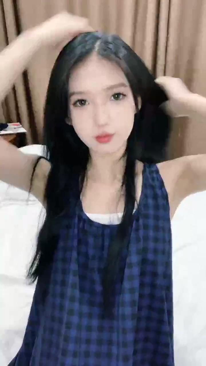 9分颜值极品女神！甜美性感又迷人！美女赚钱换手机，性感吊带黑丝美腿，假屌后入无毛.jpg
