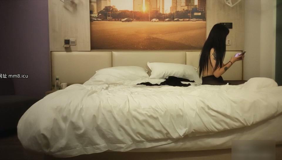 猥琐小哥酒店2500约炮大奶子美女外围❤️换上情趣黑丝吃鲍鱼啪啪~1.mp4_20250624_1159.jpg