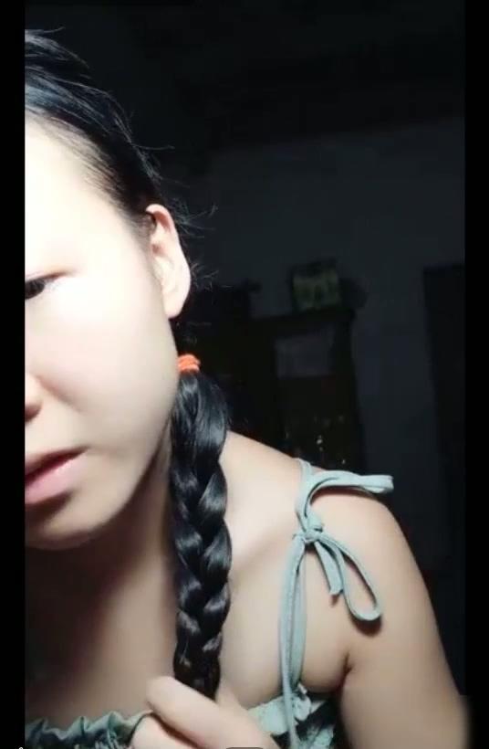 家境贫寒的纯情大奶小村姑在那个看了有点让人心酸的家直播听说这样能赚钱脱贫.mp4_202.jpg