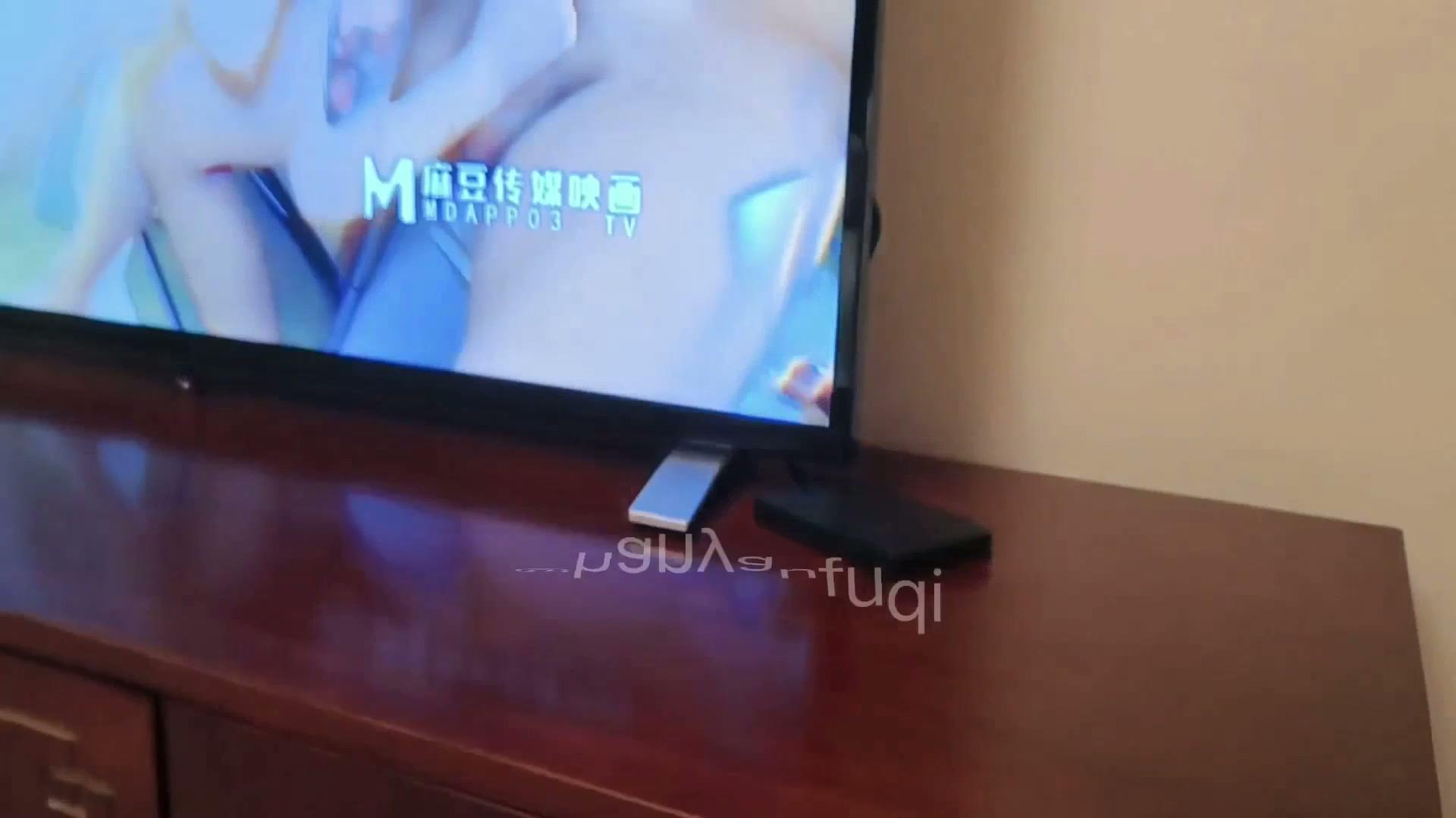 极品颜值绿帽淫妻大神【寒烟FQ】 小娇妻穿上性感红边黑丝被单男鸡巴各种玩弄！主动用.jpg