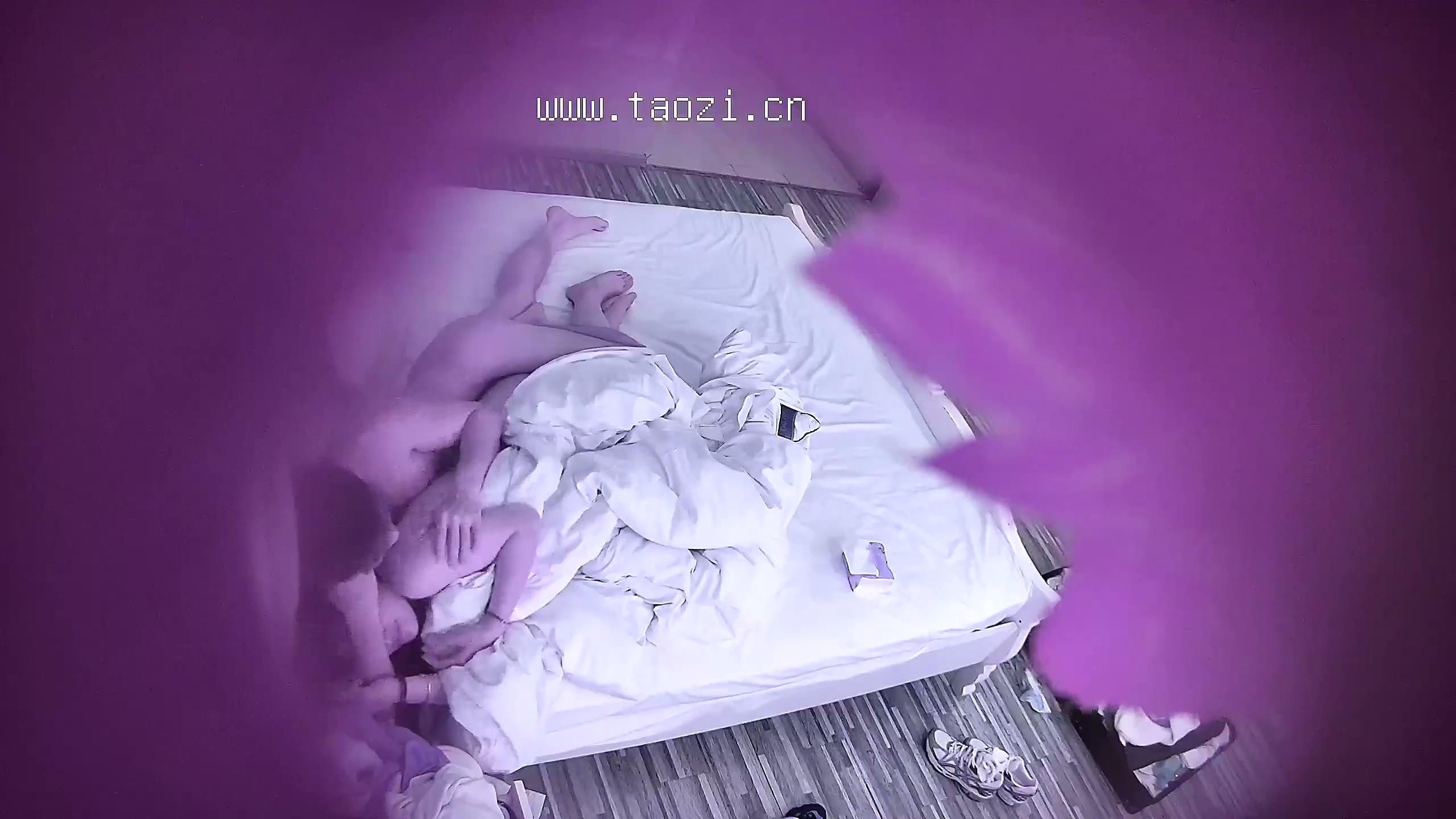 新流出酒店偷拍 异地相聚的学生情侣带着行李来开房草完逼匆匆离开.mp4_20251106_13410.jpg