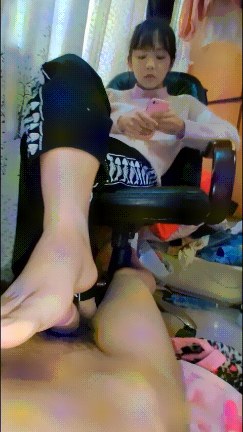 五官精致00后小妹妹淡定踩踏足交裸足 玉足长腿 足控爱好者必看！现在的小妹妹真会玩，.gif