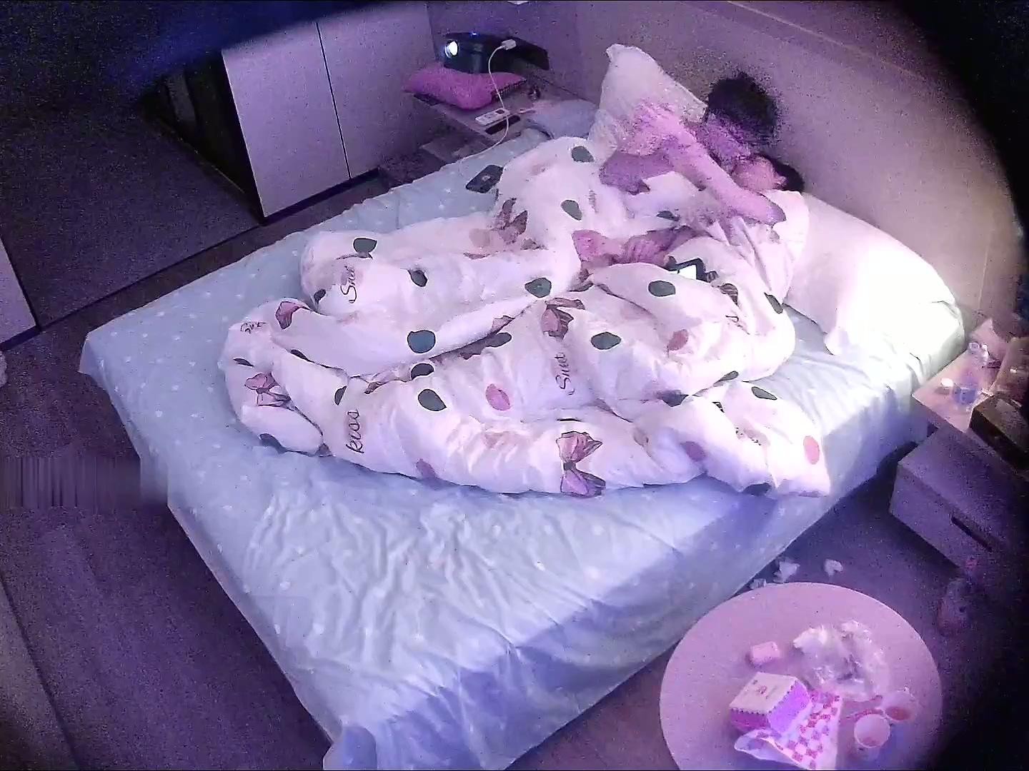 酒店偷拍！短发清纯乖乖女 小公主一样的女孩，瘦瘦的苗条身材，懵懵懂懂 被男友任意摆.jpg