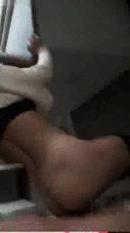 老婆不在家大神找来黑丝美女同事在厨房就开干.mp4_20250430_114120.709.jpg.jpg