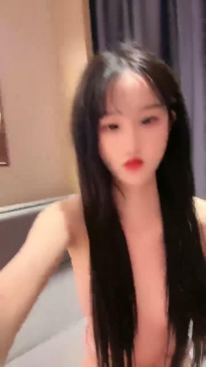 极品颜值美少女！新人刚下海！收费房给大家秀一波，170CM黑丝美腿，假屌猛捅骚逼，妹.jpg