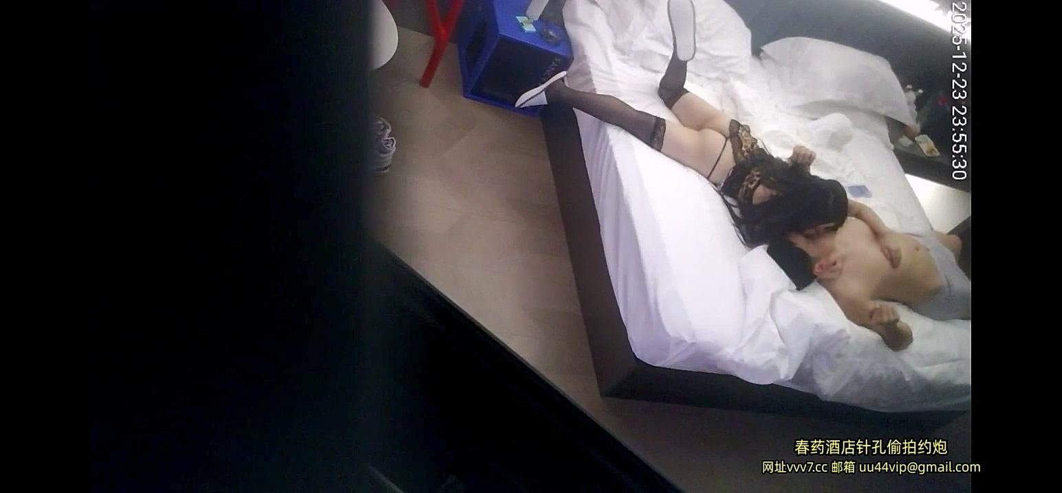 酒店针孔偷拍vvv7.cc最佳视角 白嫩情趣丝袜女 被捏着乳头操的表情很爽.mp4_20251225_1.jpg