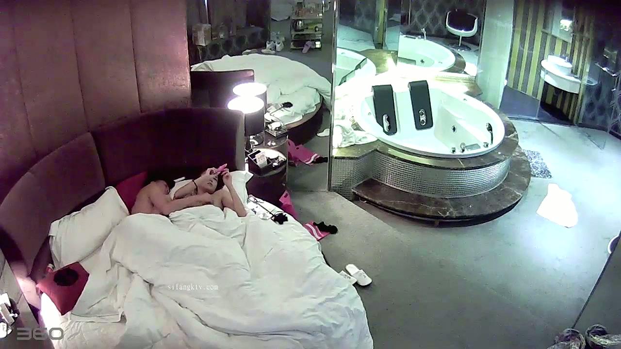 [精压版]360破解情趣酒店年轻美女和男友玩颜面骑乘 这下玩爽了洗完澡再来一炮.mp4_202.jpg