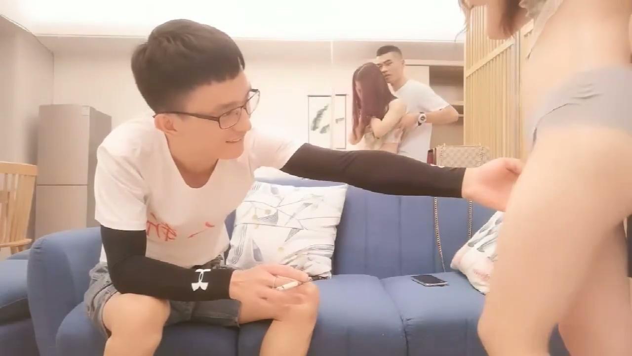 3P身材很劲爆皮肤白皙的小美女，伺候两位大爷，翘着美臀后入嘴巴没闲着给口交 比岛国.jpg