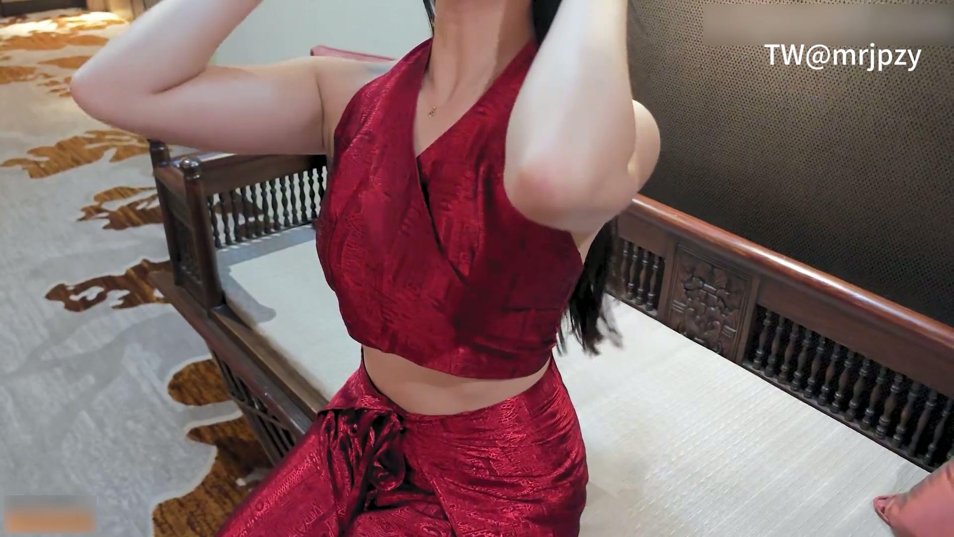 性感网红小骚货【下面有根棒棒糖】✅性感唯美红色旗袍诱惑，劲爆完美身材超嫩性感白虎.jpg