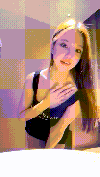 极品尤物大胸女神！新人近期下海！撩下包臀裙，一对豪乳尽收眼底，被炮友揉搓扣弄，翘.gif