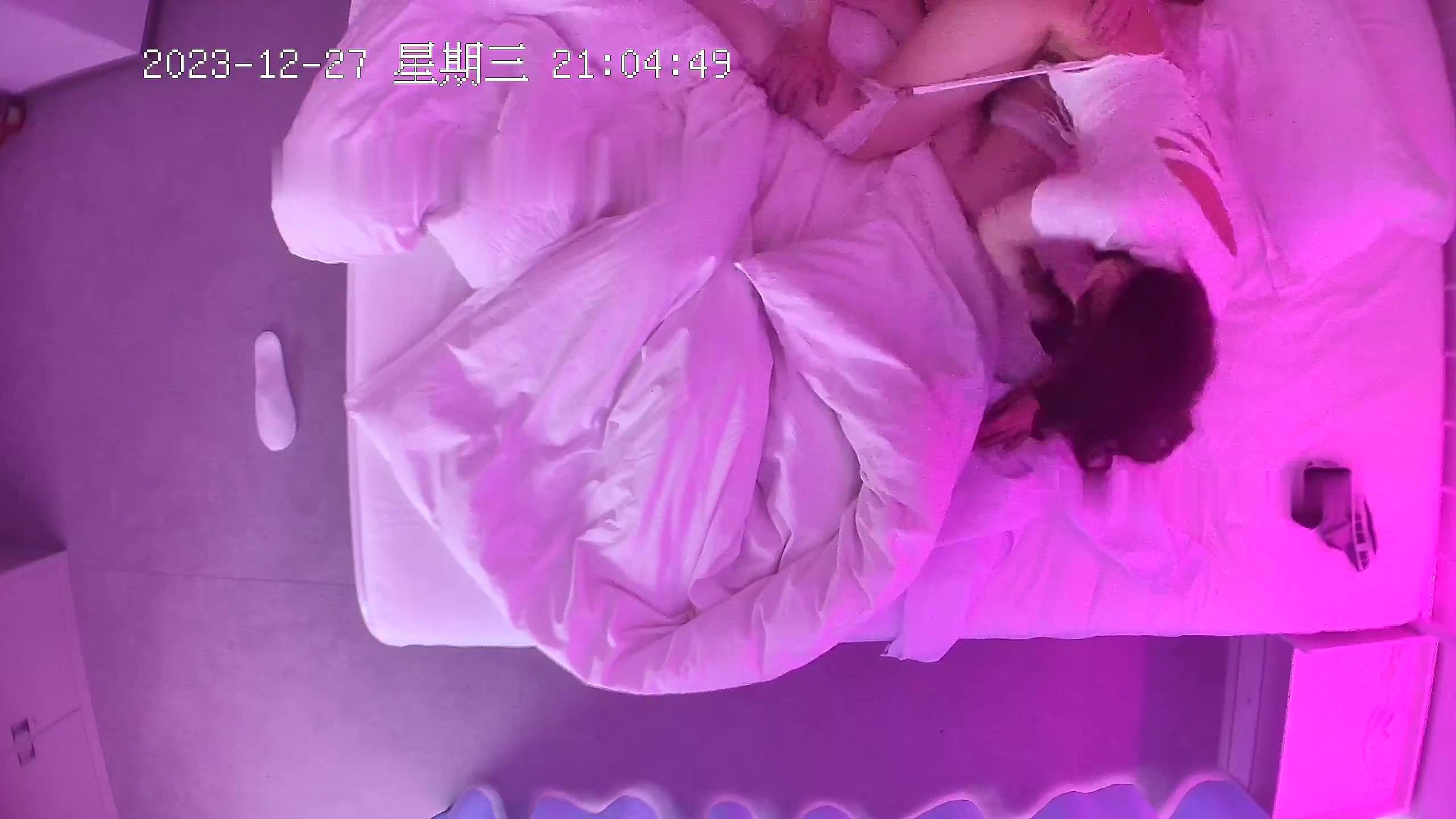 酒店偷拍 漂亮小炮友穿白丝激给肥猪油腻男足交被多种姿势操，爽坏了这个男的.mp4_2025.jpg