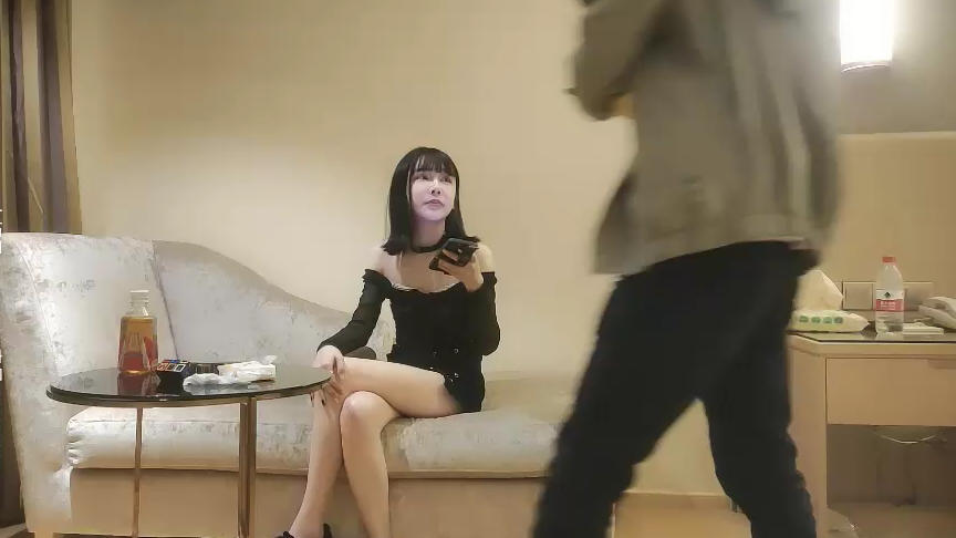 【极品探花-文轩】2021-4-30 高素质外围妹子，黑衣短裤沙发舌吻调情，舔屌口交侧入大.jpg
