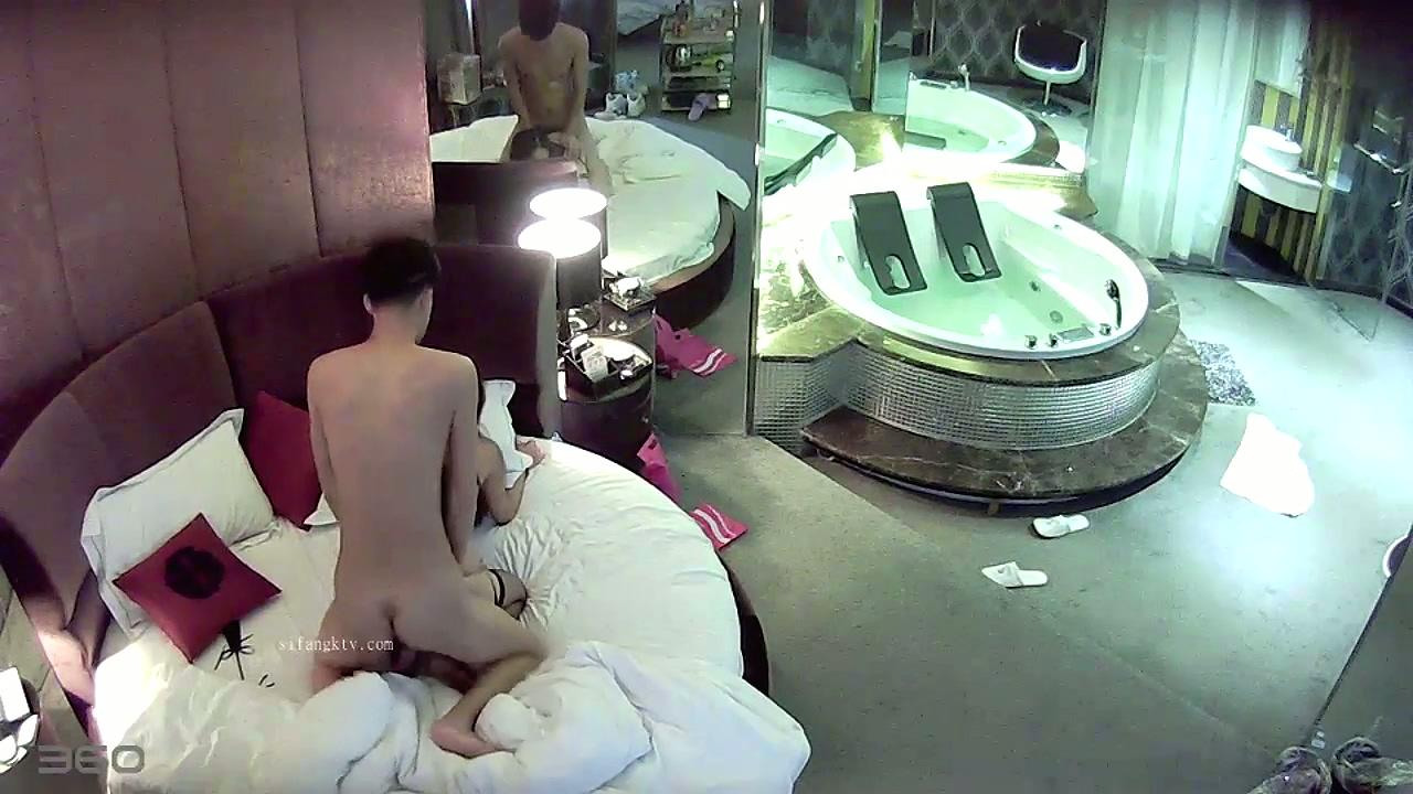 [精压版]360破解情趣酒店年轻美女和男友玩颜面骑乘 这下玩爽了洗完澡再来一炮.mp4_202.jpg
