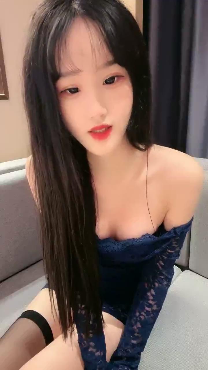 极品颜值美少女！新人刚下海！收费房给大家秀一波，170CM黑丝美腿，假屌猛捅骚逼，妹.jpg