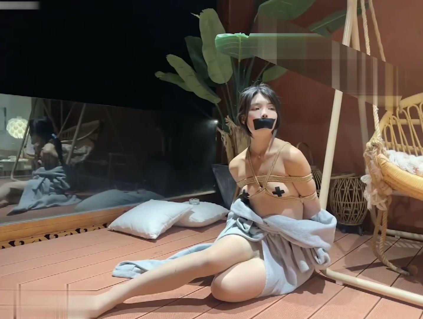 校花嫩妹捆绑调教强制高潮✅电梯里的KS训练和马路旁露台调教！激发高颜值极品超嫩萝莉.jpg