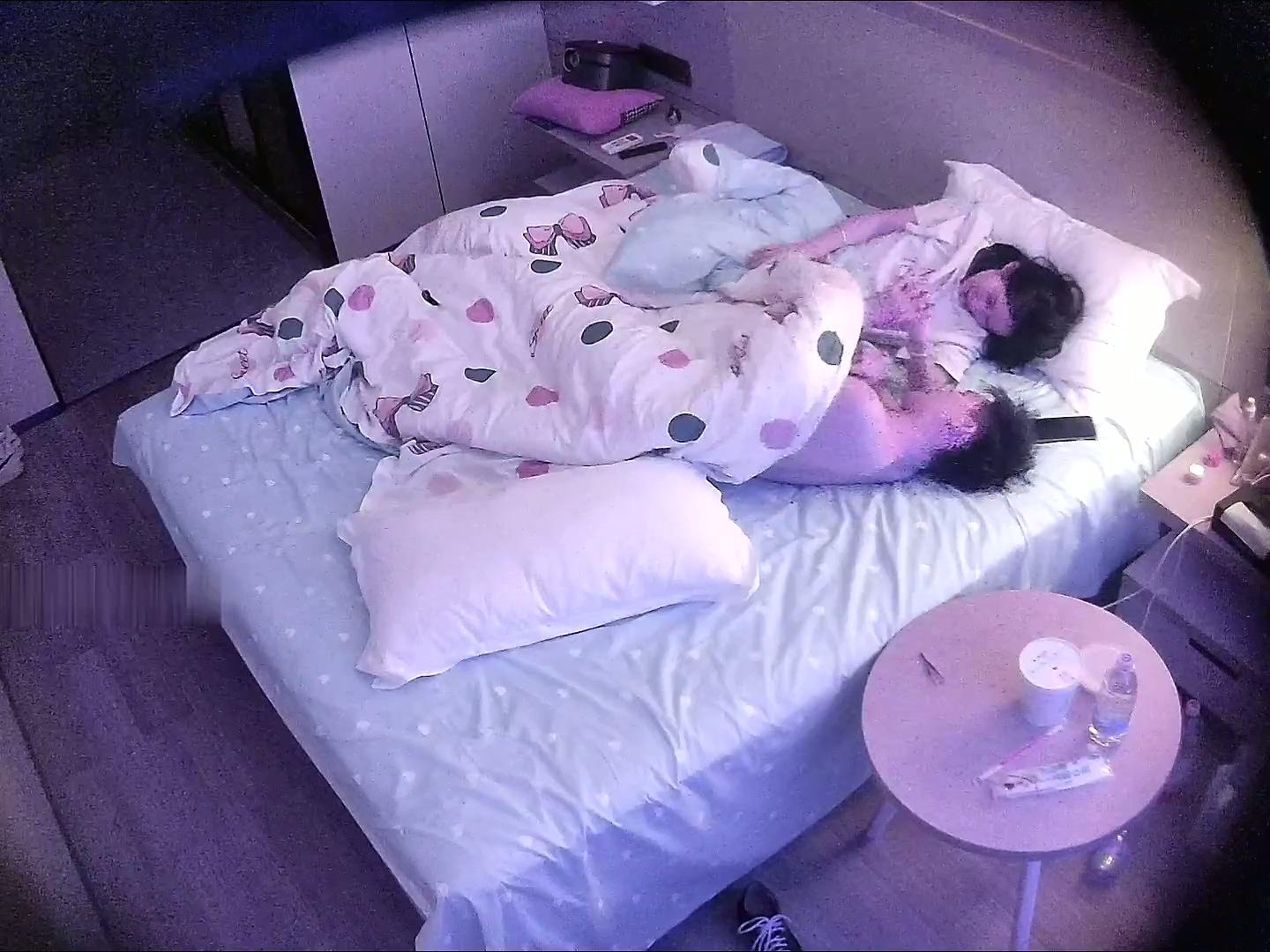 酒店偷拍！短发清纯乖乖女 小公主一样的女孩，瘦瘦的苗条身材，懵懵懂懂 被男友任意摆.jpg