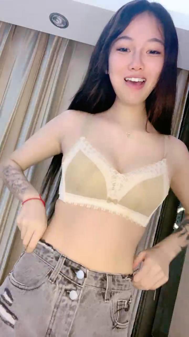 花臂纹身极品粉穴美妞，扭动细腰解开内衣，[00_00_03][20250531-210610].png.png