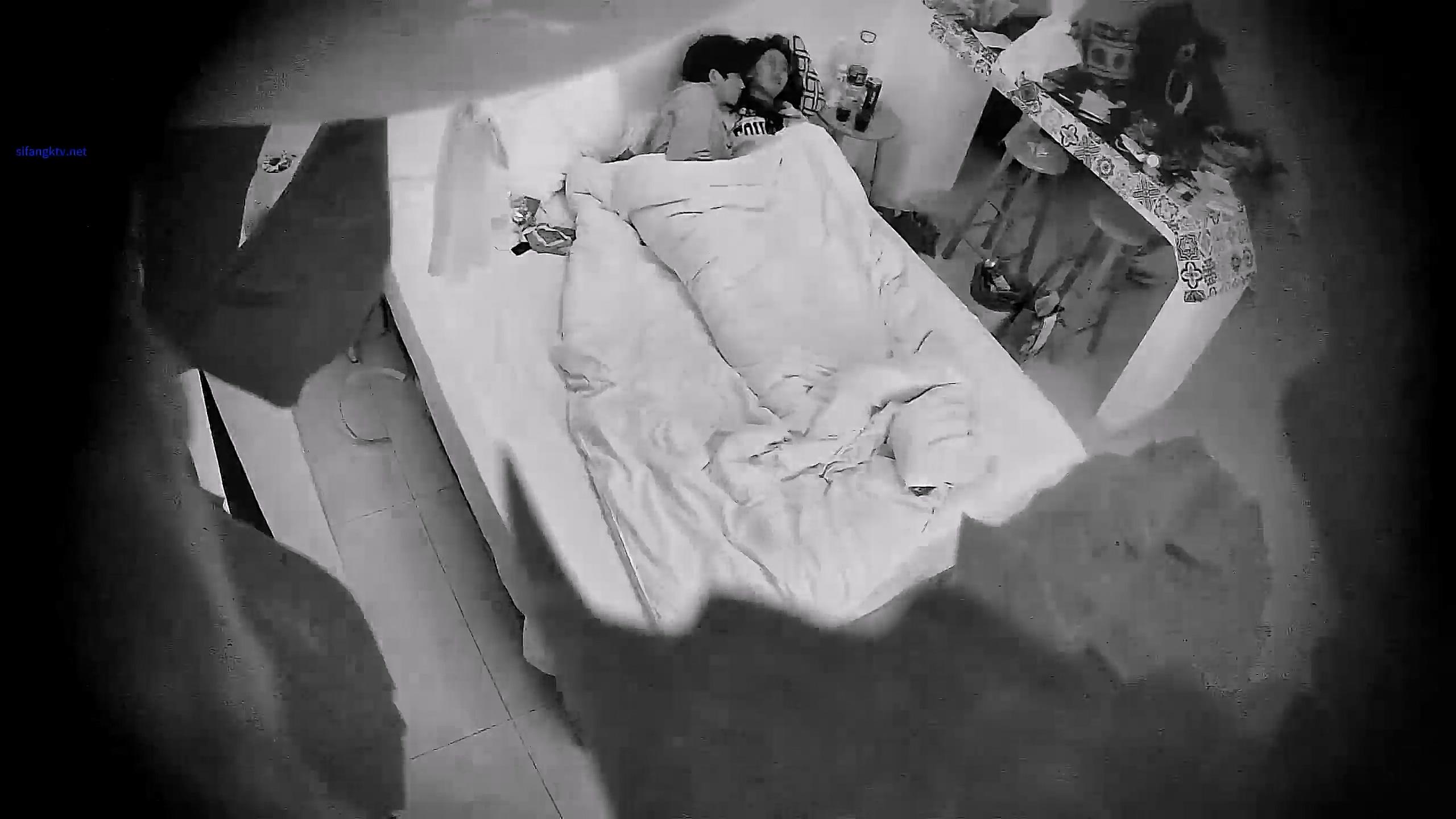 酒店偷拍❤️学生情侣开房小哥为了满足欲求不满的女友酒后做爱干到呕吐.mp4_20240716_.jpg