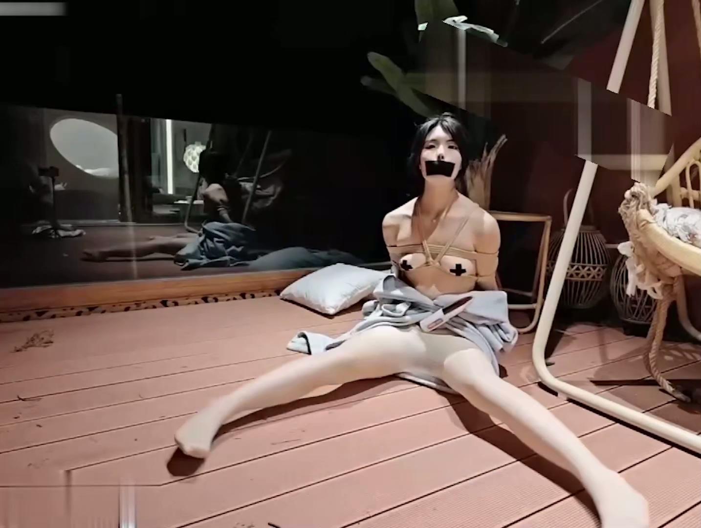 校花嫩妹捆绑调教强制高潮✅电梯里的KS训练和马路旁露台调教！激发高颜值极品超嫩萝莉.jpg