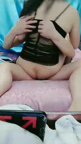 耐操的黑丝少妇全程露脸跟大哥激情啪啪 乖巧听话给大哥舔乳头撸鸡巴深喉口交.mp4_2025.jpg
