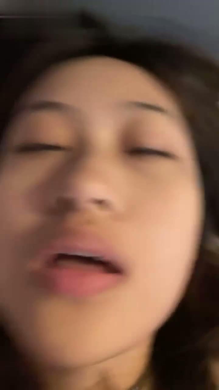 许昌职业学院渣女事件，脚踏两只船的大二骚逼母狗许佳园上午陪学长上课，晚上陪学弟开.jpg