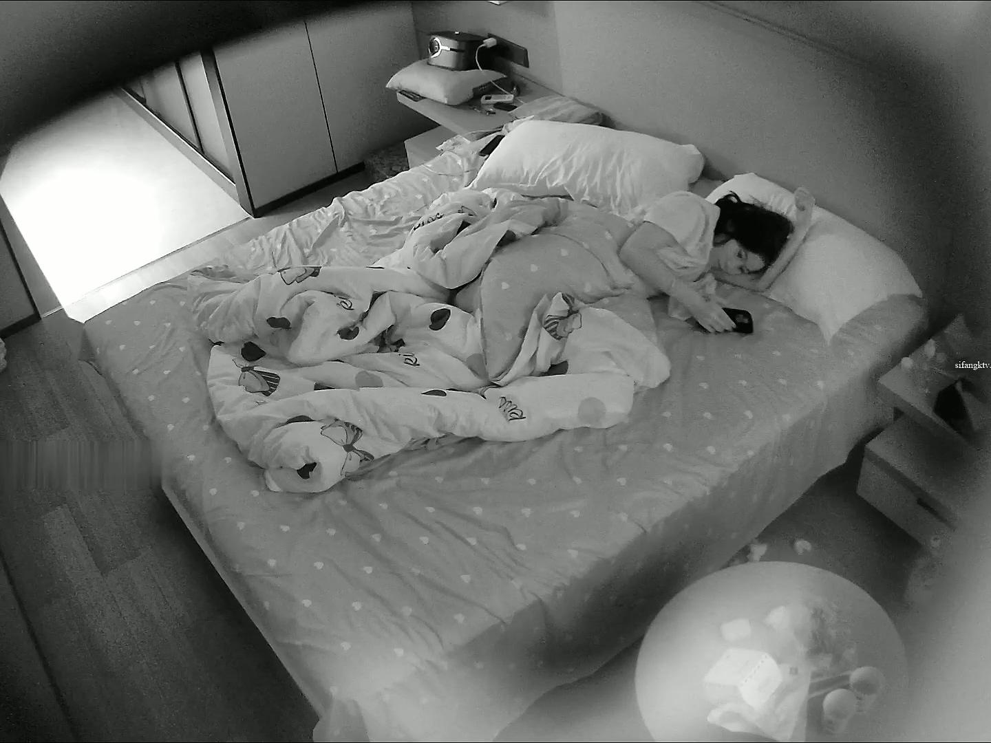 酒店偷拍！短发清纯乖乖女 小公主一样的女孩，瘦瘦的苗条身材，懵懵懂懂 被男友任意摆.jpg