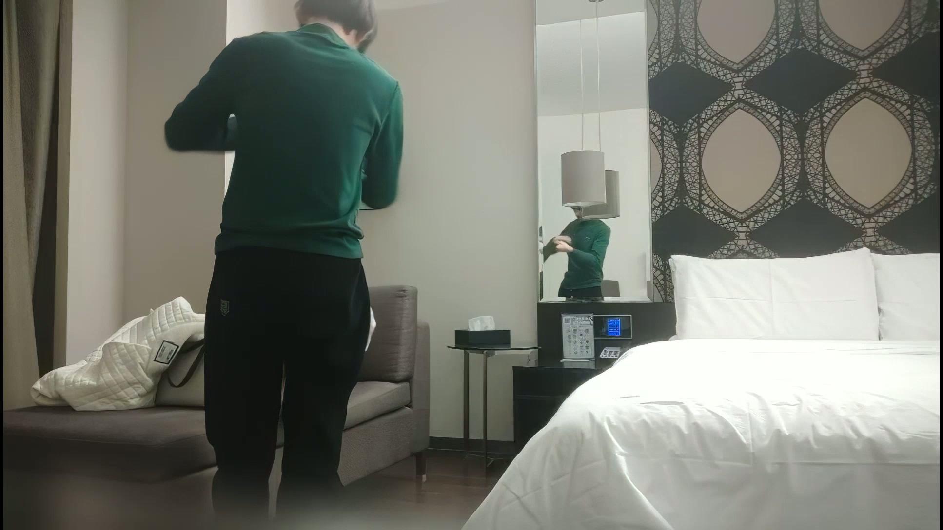 《用利抽插》极品白衣外围女神，美腿黑丝口屌摸穴，骚的很一直喊爸爸，人肉打桩机，逼.jpg