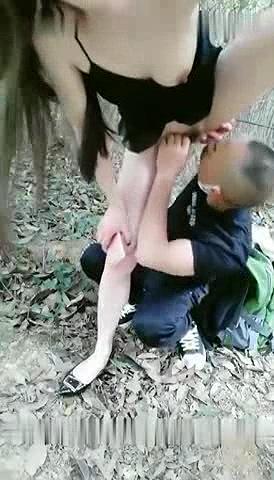 少妇和炮友驾车户外野战扣逼后入猛操.mp4_20250307_151426.424.jpg